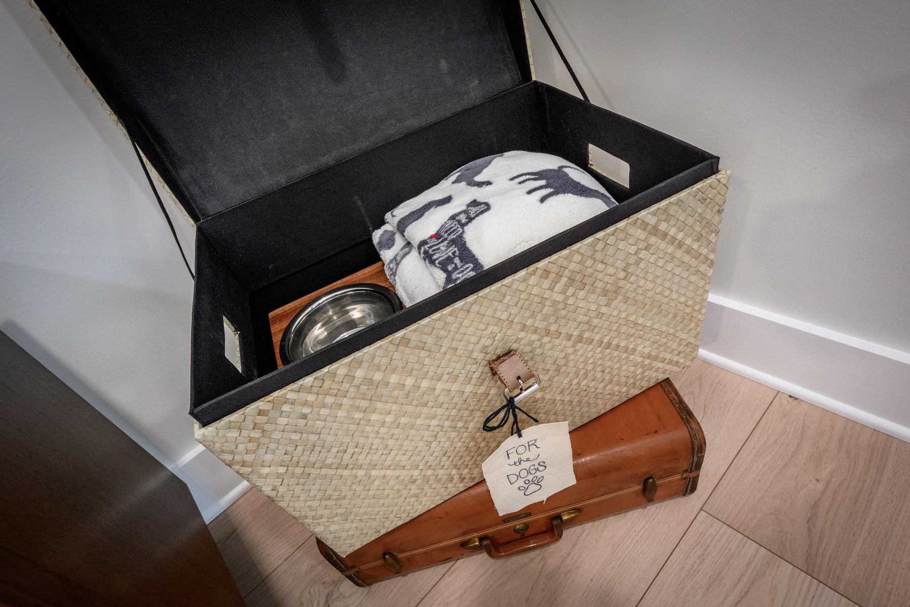 Dog basket with bowls and blanket